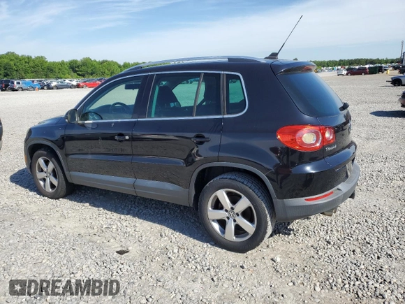 2010 Volkswagen Tiguan Wolfsburg Edition z VIN WVGAV7AX2AW527803, wystawiony jako Copart lot #55920475 z przebiegiem 107 682 mil mil oraz Szkoda całkowita • Salvage title. Historia ofert i sprzedaży dostępna na DreamBid. Obrazek 2.