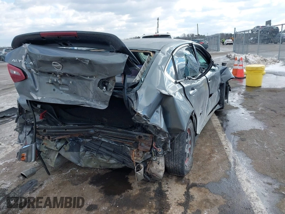 2018 Nissan Altima SV with VIN 1N4AL3AP3JC197177, listed as a IAAI auction lot 41427550 with 151,032 mi miles and . Bid and sale history available at carsss.com. Image 4.