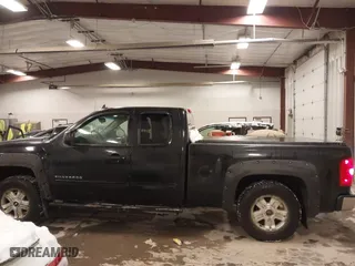 2010 Chevrolet Silverado 1500 LT with VIN 1GCSKSE33AZ150361, listed as a IAAI auction lot 41589213 with 197,263 mi miles. Bid and sale history available at carsss.com. Image 14.