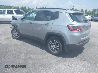 2020 Jeep Compass Altitude z VIN 3C4NJCBB1LT234979, wystawiony jako IAAI lot #41872466 z przebiegiem 37 827 mil mil oraz . Historia ofert i sprzedaży dostępna na DreamBid. Obrazek 3.