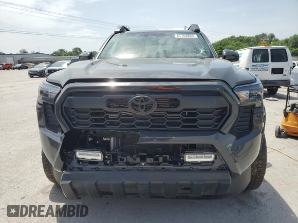 2024 Toyota Tacoma SR5 z VIN 3TMLB5JN6RM058039, wystawiony jako Copart lot #57168865 z przebiegiem 1 859 mil mil oraz Czysty tytuł • Clean title. Historia ofert i sprzedaży dostępna na DreamBid. Obrazek 5.