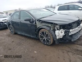 2020 Toyota Camry SE z VIN 4T1J11BKXLU012574, wystawiony jako IAAI lot #41617328 z przebiegiem 61 143 mil mil oraz . Historia ofert i sprzedaży dostępna na DreamBid. Obrazek 1.