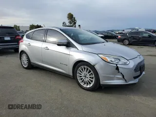 2013 Ford Focus Electric z VIN 1FADP3R43DL139862, wystawiony jako Copart lot #45901885 z przebiegiem 62 040 mil mil oraz Szkody całkowita. Historia ofert i sprzedaży dostępna na DreamBid. Obrazek 4.