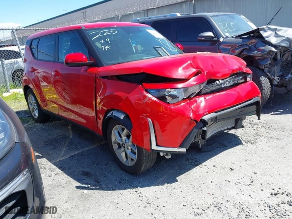 2024 Kia Soul LX with VIN KNDJ23AUXR7232790, listed as a IAAI auction lot 41673337 with 333 mi miles. Bid and sale history available at carsss.com. Image 1.