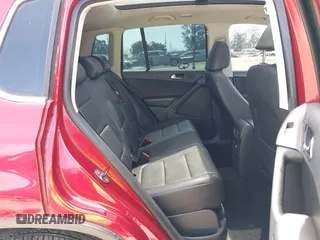 2010 Volkswagen Tiguan S z VIN WVGAV7AX3AW001762, wystawiony jako IAAI lot #42572895 z przebiegiem 127 433 mil mil oraz . Historia ofert i sprzedaży dostępna na DreamBid. Obrazek 8.