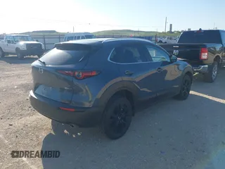 2025 Mazda CX-30 S Carbon Edition z VIN 3MVDMBCMXSM790941, wystawiony jako IAAI lot #42514372 z przebiegiem 17 235 mil mil oraz . Historia ofert i sprzedaży dostępna na DreamBid. Obrazek 4.