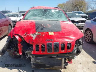 2019 Jeep Cherokee Trailhawk Elite with VIN 1C4PJMBX8KD305108, listed as a IAAI auction lot 41763970 with 70,705 mi miles. Bid and sale history available at carsss.com. Image 11.