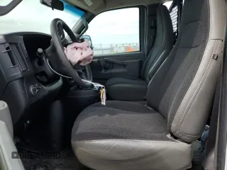 2019 Chevrolet Express Cargo z VIN 1GCWGAFG9K1299520, wystawiony jako Copart lot #60213205 z przebiegiem 116 068 mil mil oraz Szkoda całkowita • Salvage title. Historia ofert i sprzedaży dostępna na DreamBid. Obrazek 7.