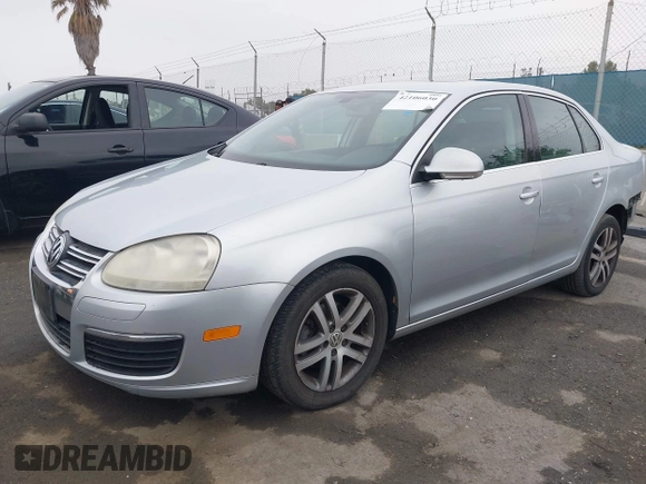 2005 Volkswagen Jetta z VIN 3VWDG71K85M603060, wystawiony jako IAAI lot #42106030 z przebiegiem 152 666 mil mil oraz . Historia ofert i sprzedaży dostępna na DreamBid. Obrazek 2.