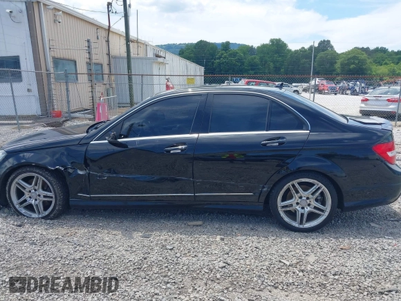 2013 Mercedes-Benz C 300 Sport с VIN WDDGF8AB3DA839741, выставлен на аукционе IAAI как лот 42647321 с пробегом 234 146 миль миль и . История ставок и продаж доступна на DreamBid. Изображение 14.