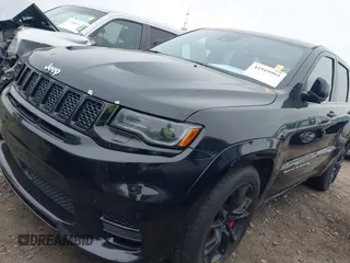 2017 Jeep Grand Cherokee SRT z VIN 1C4RJFDJ7HC683240, wystawiony jako IAAI lot #41919995 z przebiegiem 122 030 mil mil oraz . Historia ofert i sprzedaży dostępna na DreamBid. Obrazek 18.