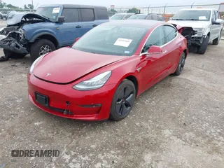 2018 Tesla Model 3 Long Range Battery z VIN 5YJ3E1EB8JF119898, wystawiony jako IAAI lot #42297445 z przebiegiem 29 555 mil mil oraz . Historia ofert i sprzedaży dostępna na DreamBid. Obrazek 2.