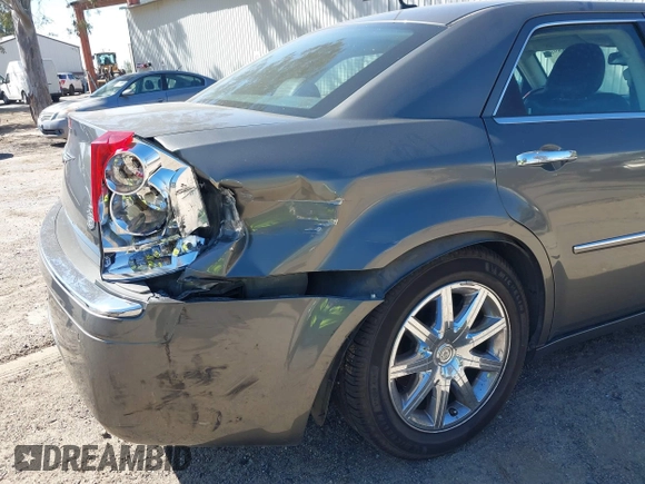 2008 Chrysler 300 C Hemi z VIN 2C3LA63H08H119760, wystawiony jako IAAI lot #41578898 z przebiegiem 240 531 mil mil oraz . Historia ofert i sprzedaży dostępna na DreamBid. Obrazek 6.