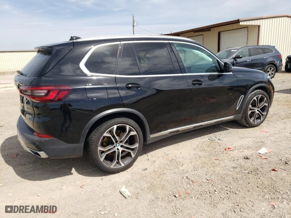 2021 BMW X5 sDrive40i with VIN 5UXCR4C05M9G60740, listed as a Copart auction lot 47989915 with 0 mi miles and Salvage Title. Bid and sale history available at carsss.com. Image 3.