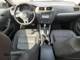2014 Volkswagen Jetta SE z VIN 3VWD17AJ8EM405443, wystawiony jako Copart lot #59843445 z przebiegiem 156 331 mil mil oraz Szkoda całkowita • Salvage title. Historia ofert i sprzedaży dostępna na DreamBid. Obrazek 8.