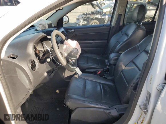 2017 Jeep Compass Sport z VIN 1C4NJCBA3HD147413, wystawiony jako Copart lot #52824965 z przebiegiem 100 072 mil mil oraz Szkoda całkowita • Salvage title. Historia ofert i sprzedaży dostępna na DreamBid. Obrazek 7.