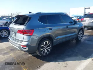 2022 Volkswagen Taos SE z VIN 3VVTX7B2XNM073480, wystawiony jako IAAI lot #41593882 z przebiegiem 93 363 mil mil oraz . Historia ofert i sprzedaży dostępna na DreamBid. Obrazek 4.