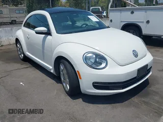 2013 Volkswagen Beetle 2.5L w/Sun с VIN 3VWJP7AT1DM612547, выставлен на аукционе IAAI как лот 42733171 с пробегом 57 772 миль миль и . История ставок и продаж доступна на DreamBid. Изображение 1.