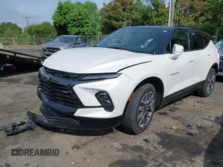 2024 Chevrolet Blazer RS z VIN 3GNKBKRSXRS143036, wystawiony jako IAAI lot #42117715 z przebiegiem 16 093 mil mil oraz . Historia ofert i sprzedaży dostępna na DreamBid. Obrazek 2.