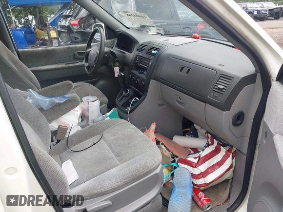2004 Kia Sedona LX with VIN KNDUP131446493787, listed as a IAAI auction lot 40004348 with 168,374 mi miles. Bid and sale history available at carsss.com. Image 5.