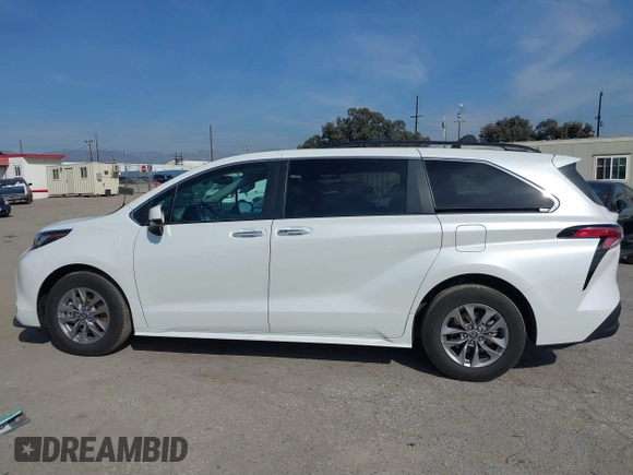 2022 Toyota Sienna XLE with VIN 5TDJRKEC4NS075796, listed as a IAAI auction lot 41603836 with 34,677 mi miles. Bid and sale history available at carsss.com. Image 14.