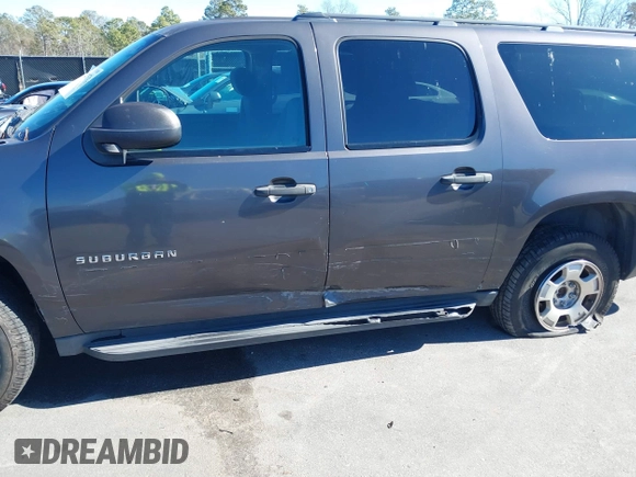 2010 Chevrolet Suburban LS with VIN 1GNUCHE07AR125498, listed as a IAAI auction lot 41427576 with 266,150 mi miles. Bid and sale history available at carsss.com. Image 6.