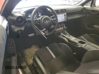 2023 Toyota 86 Premium z VIN JF1ZNBF12P8762798, wystawiony jako Copart lot #56633705 z przebiegiem 15 547 mil mil oraz Szkody całkowita. Historia ofert i sprzedaży dostępna na DreamBid. Obrazek 8.