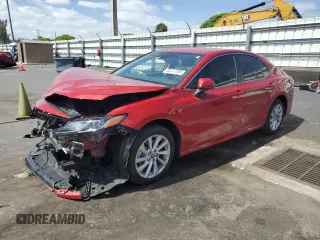 2024 Toyota Camry LE z VIN 4T1C11AK7RU197685, wystawiony jako Copart lot #55127305 z przebiegiem 38 391 mil mil oraz Szkody całkowita. Historia ofert i sprzedaży dostępna na DreamBid. Obrazek 1.