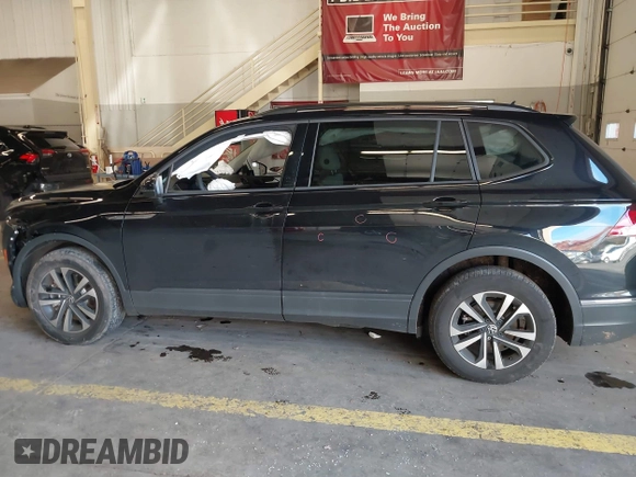 2023 Volkswagen Tiguan S z VIN 3VVRB7AX6PM069001, wystawiony jako IAAI lot #41193316 z przebiegiem 21 586 mil mil oraz . Historia ofert i sprzedaży dostępna na DreamBid. Obrazek 13.