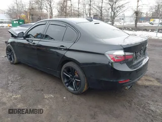 2015 BMW 3 Series 328i xDrive z VIN WBA3B5C55FF959652, wystawiony jako IAAI lot #41545937 z przebiegiem 101 637 mil mil oraz . Historia ofert i sprzedaży dostępna na DreamBid. Obrazek 3.