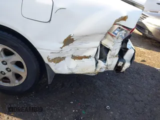 1999 Toyota Camry LE z VIN 4T1BF28K5XU930080, wystawiony jako IAAI lot #41986577 z przebiegiem 145 224 mil mil oraz . Historia ofert i sprzedaży dostępna na DreamBid. Obrazek 6.