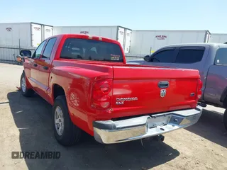 2006 Dodge Dakota SLT z VIN 1D7HE48NX6S588584, wystawiony jako IAAI lot #42348429 z przebiegiem 246 965 mil mil oraz . Historia ofert i sprzedaży dostępna na DreamBid. Obrazek 3.