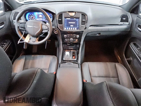 2020 Chrysler 300 S z VIN 2C3CCABG8LH131377, wystawiony jako Copart lot #56373215 z przebiegiem 3 584 mil mil oraz Czysty tytuł • Clean title. Historia ofert i sprzedaży dostępna na DreamBid. Obrazek 8.
