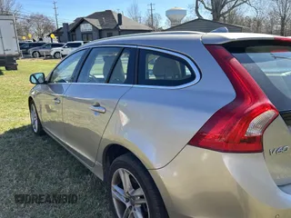 2015 Volvo V60 T5 Drive-E Premier z VIN YV140MEK6F1245353, wystawiony jako IAAI lot #41713825 z przebiegiem 131 682 mil mil oraz . Historia ofert i sprzedaży dostępna na DreamBid. Obrazek 3.
