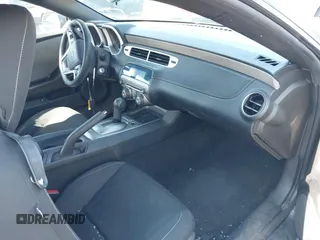 2013 Chevrolet Camaro LS z VIN 2G1FA1E35D9156989, wystawiony jako IAAI lot #41999082 z przebiegiem 168 616 mil mil oraz . Historia ofert i sprzedaży dostępna na DreamBid. Obrazek 5.