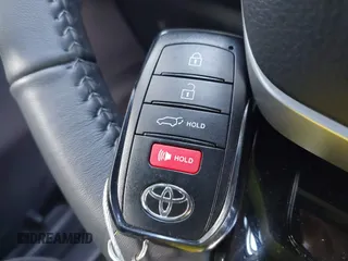 2024 Toyota Highlander LE z VIN 5TDKDRAH7RS534676, wystawiony jako IAAI lot #41516978 z przebiegiem 11 272 mil mil oraz . Historia ofert i sprzedaży dostępna na DreamBid. Obrazek 11.