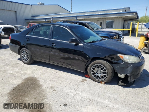 2005 Toyota Camry STD z VIN 4T1BE32K45U043696, wystawiony jako Copart lot #55087185 z przebiegiem 212 439 mil mil oraz Szkoda całkowita • Salvage title. Historia ofert i sprzedaży dostępna na DreamBid. Obrazek 4.
