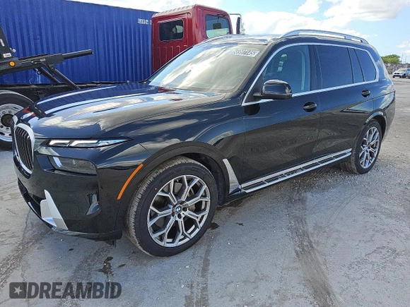 2024 BMW X7 xDrive40i z VIN 5UX23EM09R9V90469, wystawiony jako Copart lot #56997145 z przebiegiem 29 827 mil mil oraz Czysty tytuł • Clean title. Historia ofert i sprzedaży dostępna na DreamBid. Obrazek 1.
