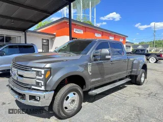 2017 Ford F-350 Lariat z VIN 1FT8W3DT9HEB28873, wystawiony jako Copart lot #58615765 z przebiegiem 100 307 mil mil oraz Szkody całkowita. Historia ofert i sprzedaży dostępna na DreamBid. Obrazek 2.