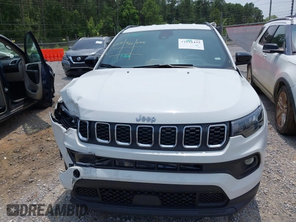 2024 Jeep Compass Latitude with VIN 3C4NJDBNXRT119192, listed as a IAAI auction lot 42191433 with 29,075 mi miles and . Bid and sale history available at carsss.com. Image 12.
