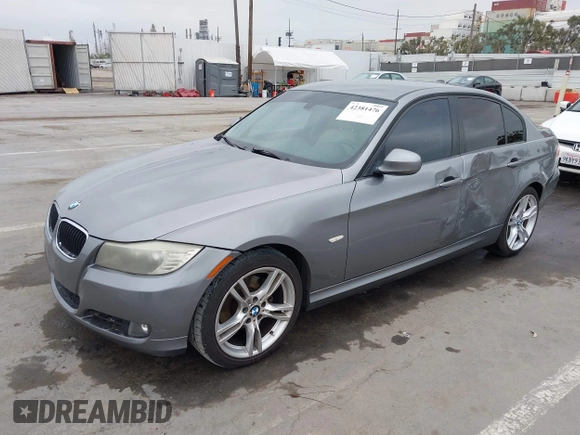 2011 BMW 3 Series 328i z VIN WBAPH5C5XBA448624, wystawiony jako IAAI lot #42381476 z przebiegiem 151 363 mil mil oraz . Historia ofert i sprzedaży dostępna na DreamBid. Obrazek 2.