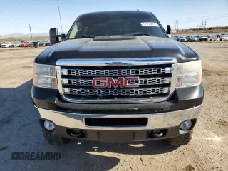 2013 GMC Sierra 2500HD SLT z VIN 1GT121C89DF194827, wystawiony jako Copart lot #57118415 z przebiegiem 104 669 mil mil oraz Szkoda całkowita • Salvage title. Historia ofert i sprzedaży dostępna na DreamBid. Obrazek 5.