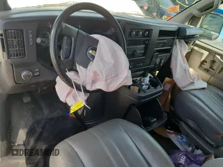 2023 Chevrolet Express Cargo z VIN 1GCWGAFP5P1180905, wystawiony jako Copart lot #87729115 z przebiegiem Nie podano mil oraz Nie do naprawy • Non repairable. Historia ofert i sprzedaży dostępna na DreamBid. Obrazek 8.