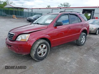 2008 Kia Sorento LX z VIN KNDJC735485819264, wystawiony jako IAAI lot #42193882 z przebiegiem 165 377 mil mil oraz . Historia ofert i sprzedaży dostępna na DreamBid. Obrazek 2.