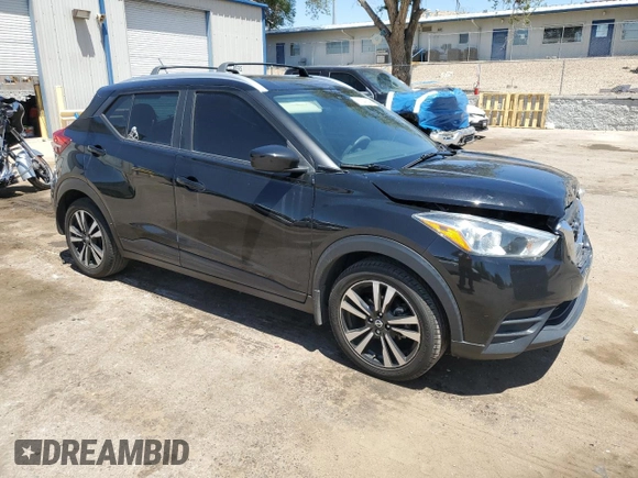 2020 Nissan Kicks SV z VIN 3N1CP5CV4LL564841, wystawiony jako Copart lot #57347645 z przebiegiem 67 515 mil mil oraz Szkoda całkowita • Salvage title. Historia ofert i sprzedaży dostępna na DreamBid. Obrazek 4.