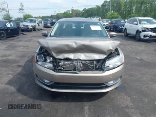 2015 Volkswagen Passat SEL Premium z VIN 1VWCV7A33FC025205, wystawiony jako IAAI lot #42098256 z przebiegiem 165 661 mil mil oraz . Historia ofert i sprzedaży dostępna na DreamBid. Obrazek 12.
