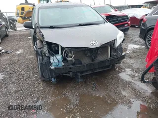 2014 Toyota Sienna XLE with VIN 5TDYK3DC0ES502482, listed as a IAAI auction lot 41910683 with 151,330 mi miles. Bid and sale history available at carsss.com. Image 18.