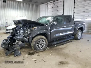 2024 Toyota Tacoma SR5 z VIN 3TMLB5JN7RM077439, wystawiony jako Copart lot #56383575 z przebiegiem Nie podano mil oraz Szkoda całkowita • Salvage title. Historia ofert i sprzedaży dostępna na DreamBid. Obrazek 1.