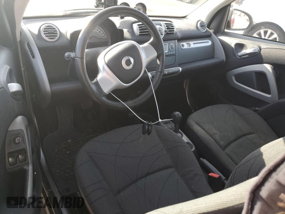 2013 Smart fortwo Passion z VIN WMEEJ9AA6DK725631, wystawiony jako Copart lot #85617364 z przebiegiem Nie podano mil oraz Tytuł czysty. Historia ofert i sprzedaży dostępna na DreamBid. Obrazek 8.