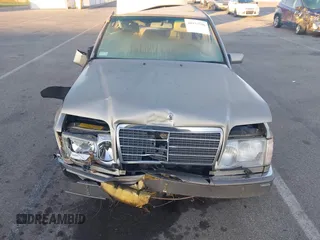 1994 Mercedes-Benz 400 with VIN WDBEA34E4RC015119, listed as a IAAI auction lot 40933590 with 77,554 mi miles. Bid and sale history available at carsss.com. Image 6.
